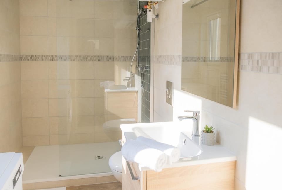 Shower, Toilet, Bathroom, towels