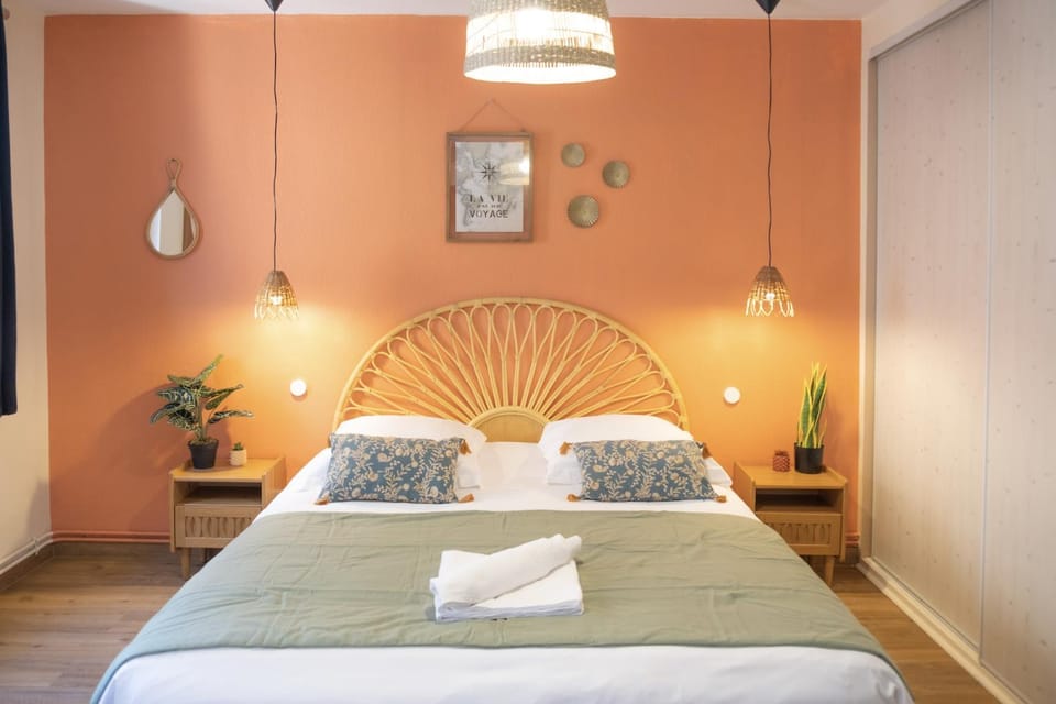 Property building, Bed, Photo of the whole room, Bedroom, towels