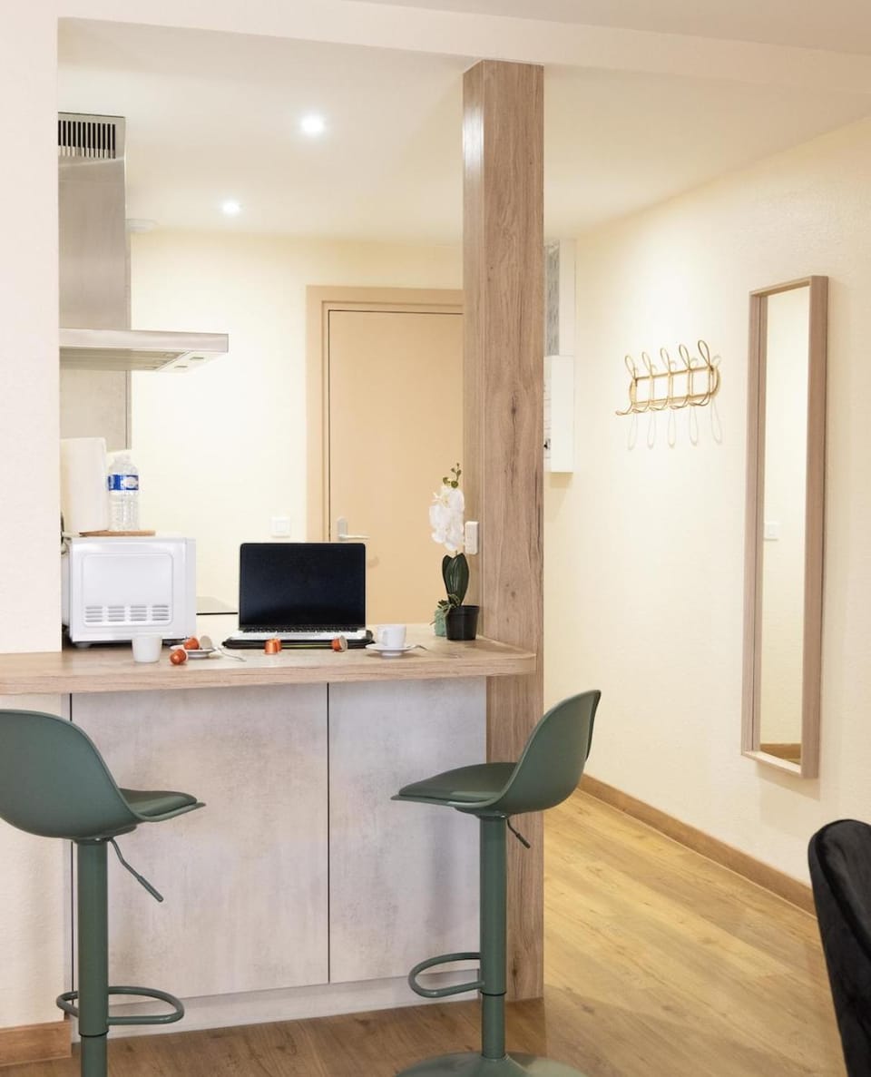 Kitchen or kitchenette, Lounge or bar