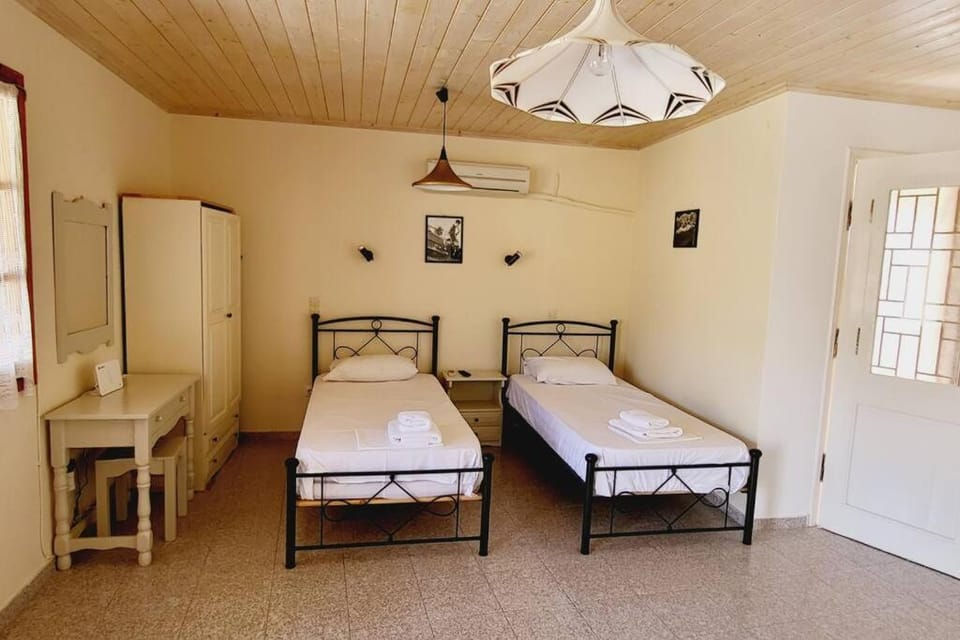 Photo of the whole room, Bedroom, bunk bed, wardrobe, air conditioner
