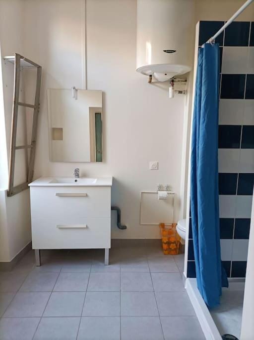Shower, Bathroom, towels