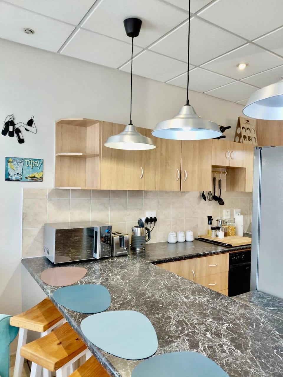 Coffee/tea facilities, Kitchen or kitchenette, Dining area, stove, toaster