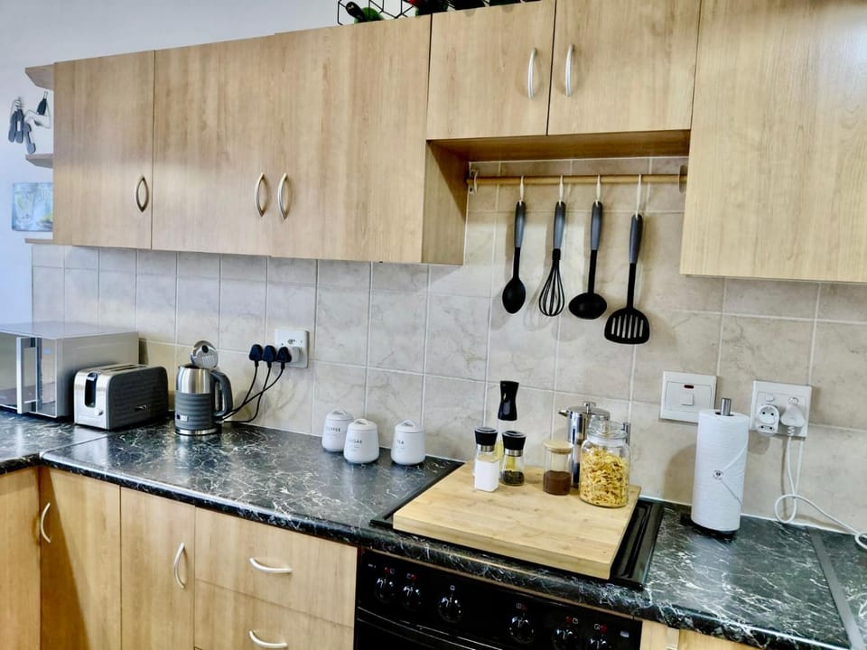 Coffee/tea facilities, Kitchen or kitchenette, stove, toaster