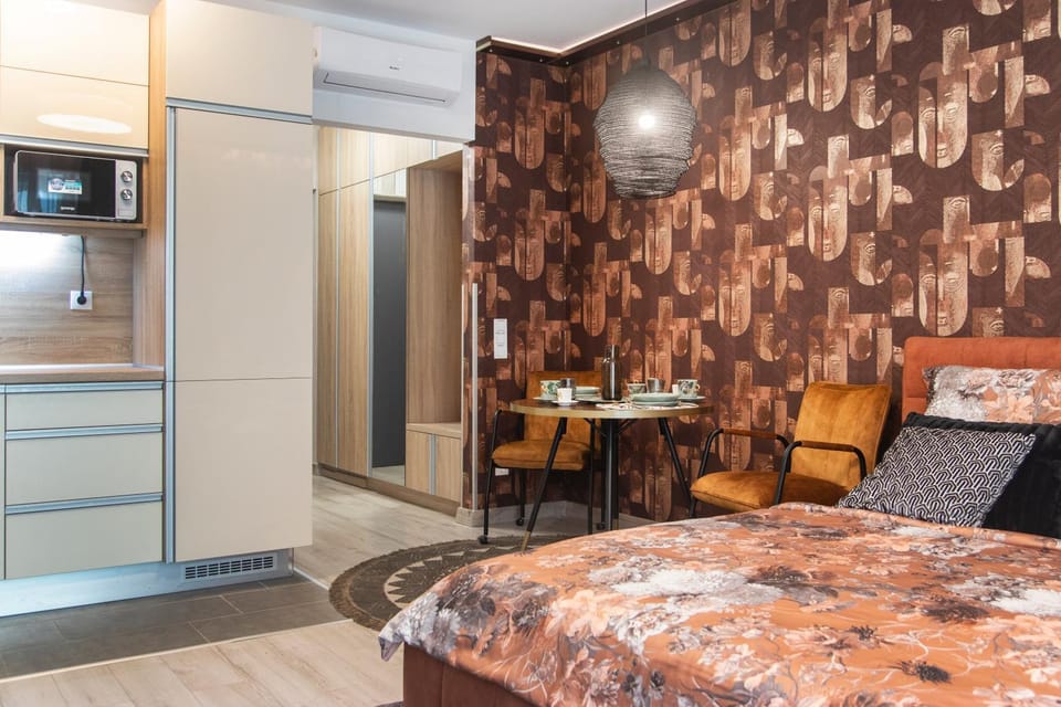 Bed, Seating area