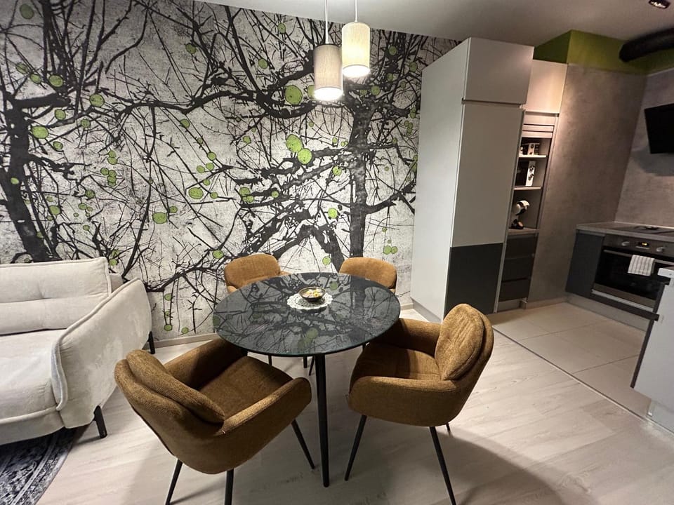 Kitchen or kitchenette, Seating area, Dining area, oven