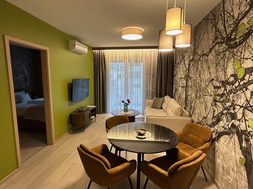TV and multimedia, Living room, Seating area, Dining area
