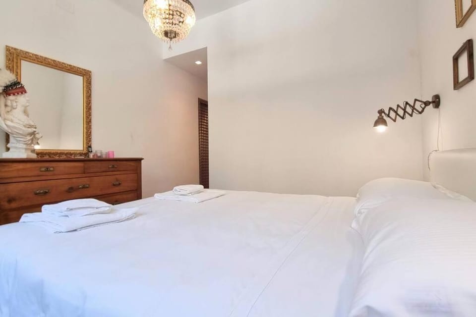 Bed, Photo of the whole room, Decorative detail, Bedroom