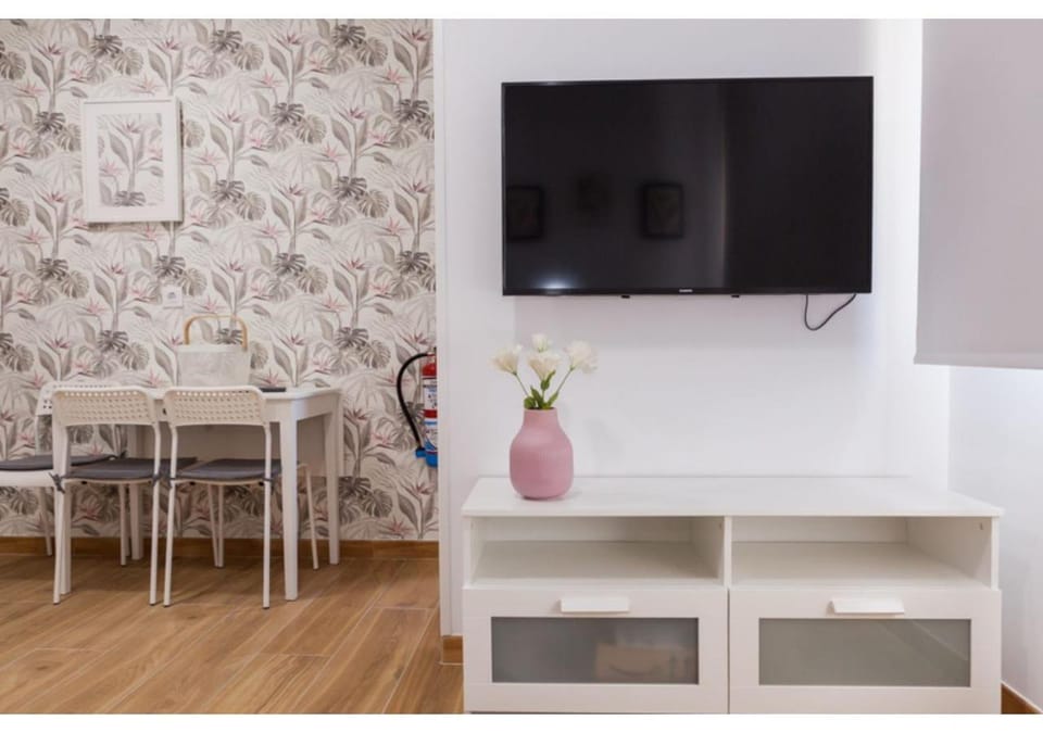 Communal lounge/ TV room, TV and multimedia, Dining area