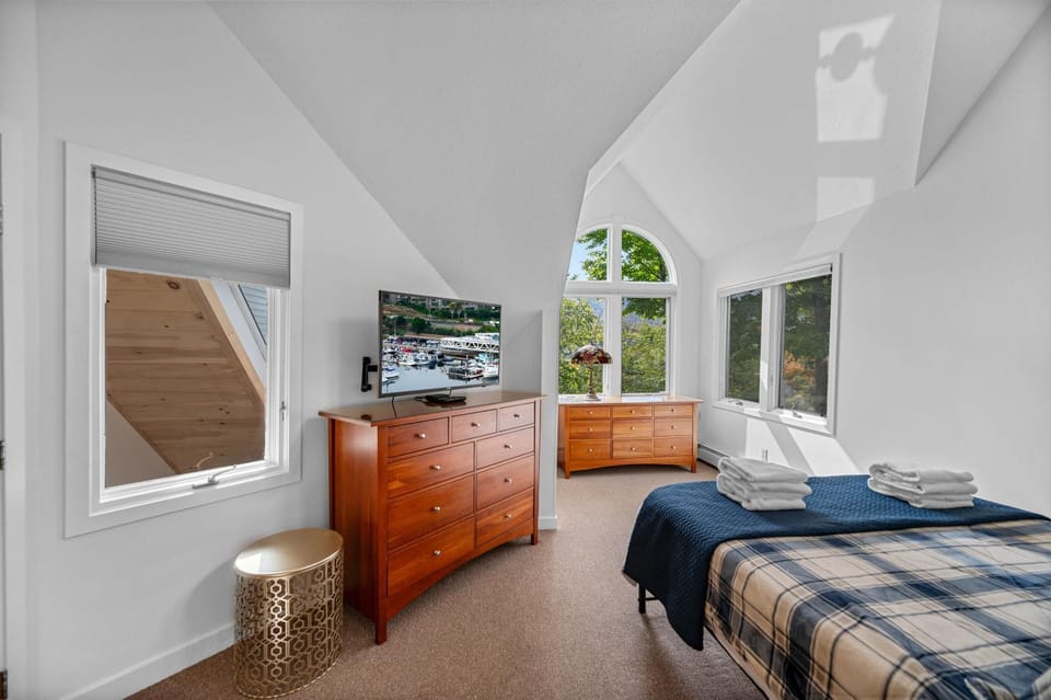 Beautiful 2BR 2BA Fall Line Condo with Mountain Views, Pool, Hot Tub, Sauna, Shuttle, G6B condo Apartment in Mendon