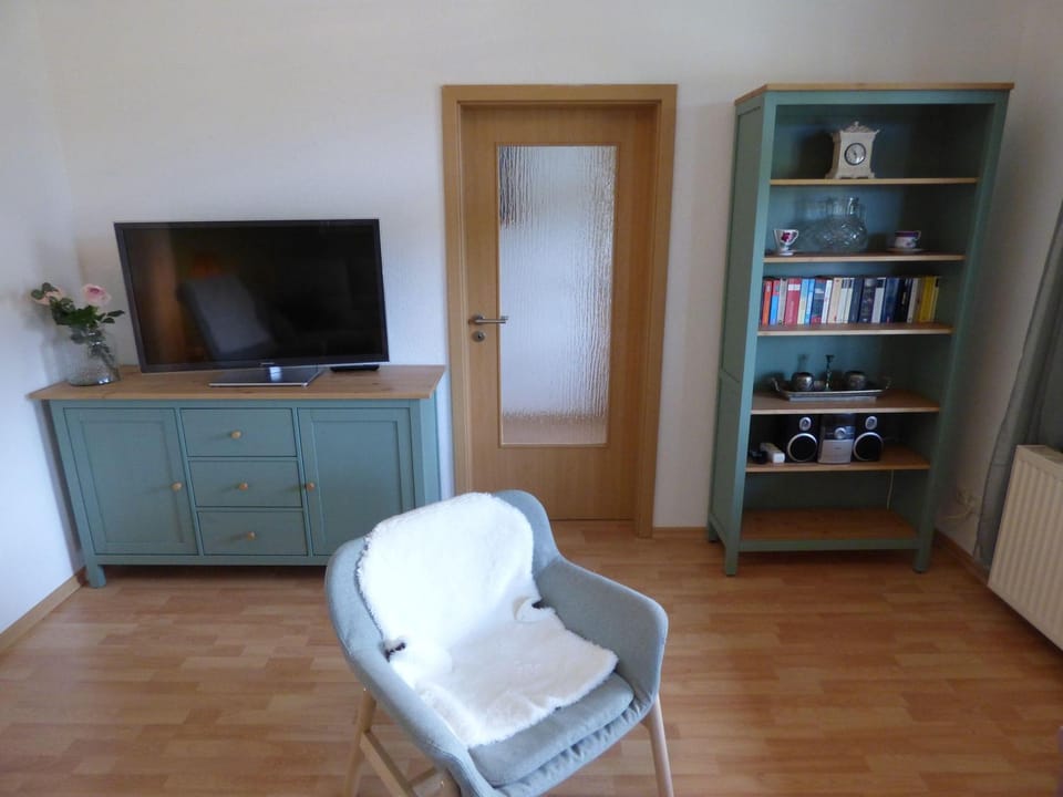 Sonnige-Ferienwohnung-100qm-im-1-Obergeschoss-der-Villa-Walhall-in-einem-parkaehnlichen-Garten Apartment in Sellin