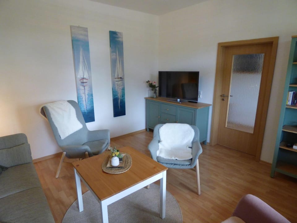 Sonnige-Ferienwohnung-100qm-im-1-Obergeschoss-der-Villa-Walhall-in-einem-parkaehnlichen-Garten Apartment in Sellin