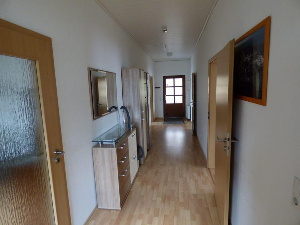 Sonnige-Ferienwohnung-100qm-im-1-Obergeschoss-der-Villa-Walhall-in-einem-parkaehnlichen-Garten Apartment in Sellin