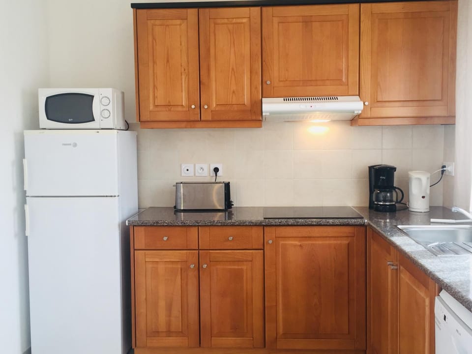 Coffee/tea facilities, dishwasher, minibar, stove, toaster, kitchen