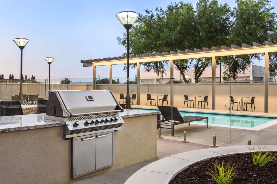 BBQ facilities, Pool view