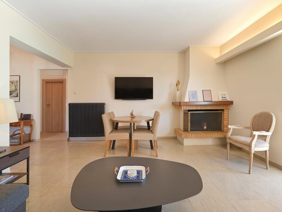 Communal lounge/ TV room, Living room, Dining area