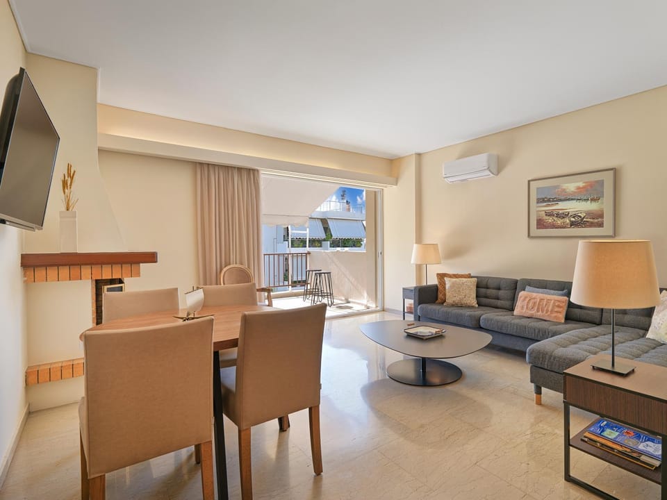 TV and multimedia, Living room, Seating area, Dining area