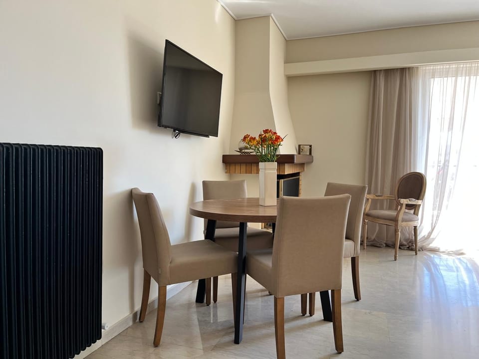 TV and multimedia, Living room, Seating area, Dining area
