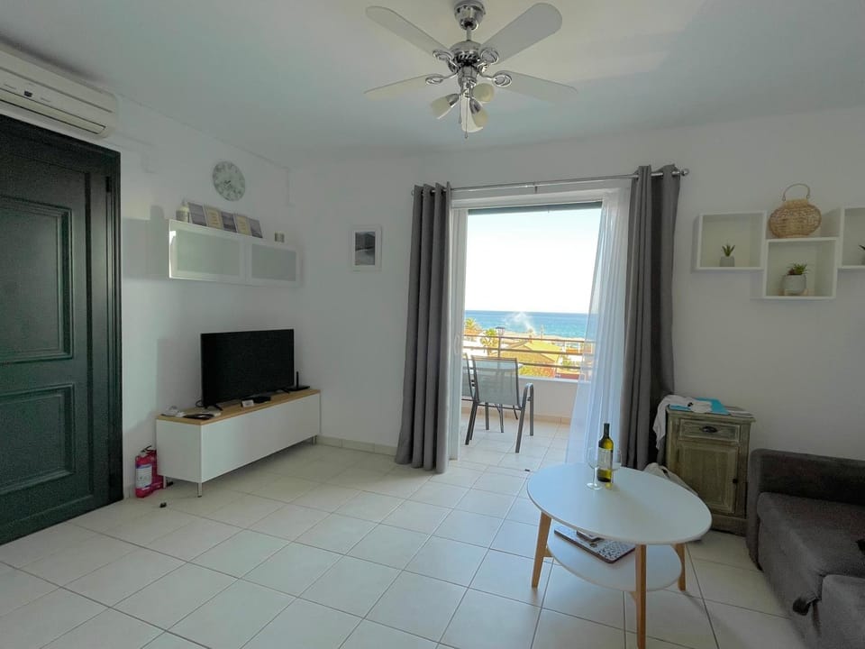 TV and multimedia, Living room, Sea view, fireplace