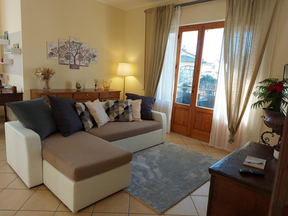 Communal lounge/ TV room, Living room, Seating area, Dining area, Evening entertainment