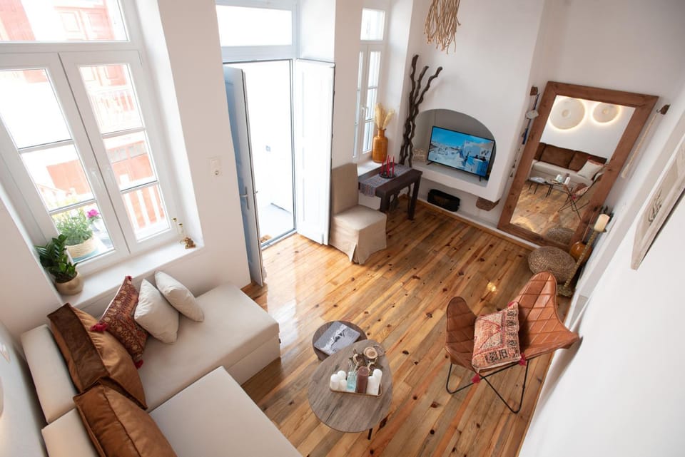 Bed, TV and multimedia, Living room, Photo of the whole room, Seating area