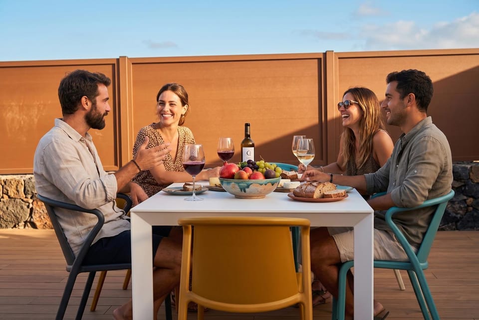 Patio, Day, Food and drinks, Seating area, Dining area, Food, group of guests