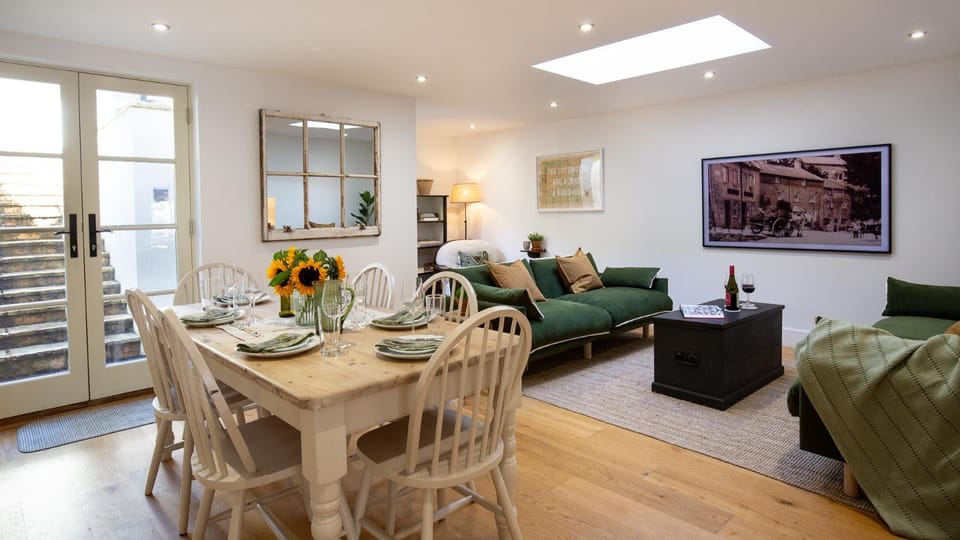 TV and multimedia, Living room, Seating area, Dining area