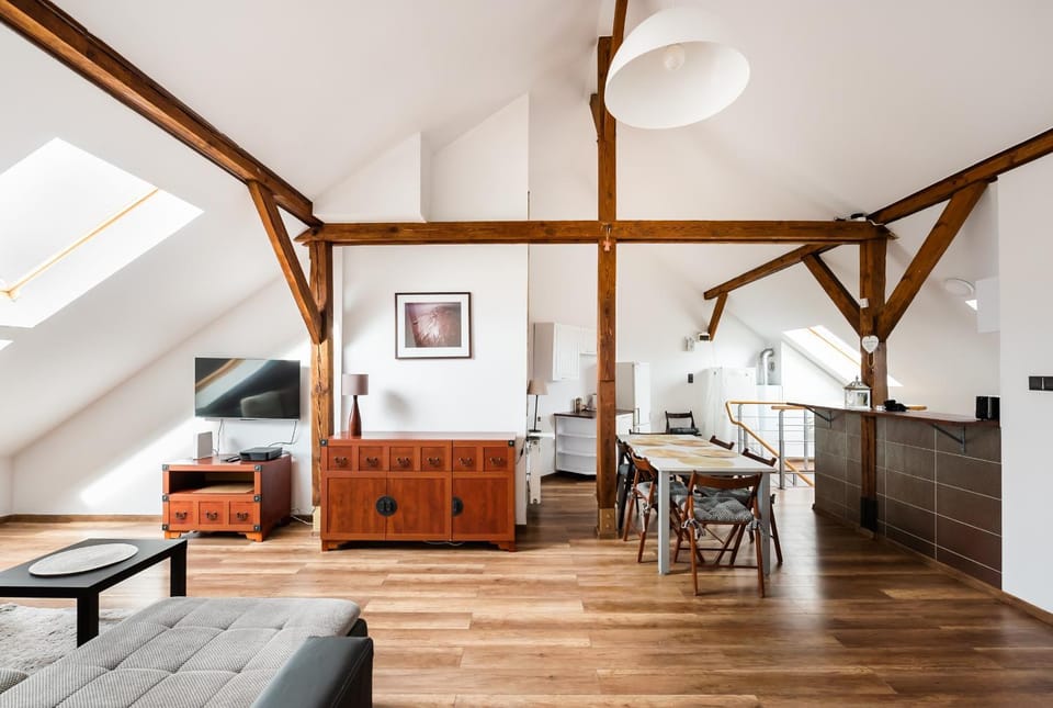 TV and multimedia, Kitchen or kitchenette, Living room, Seating area, Dining area