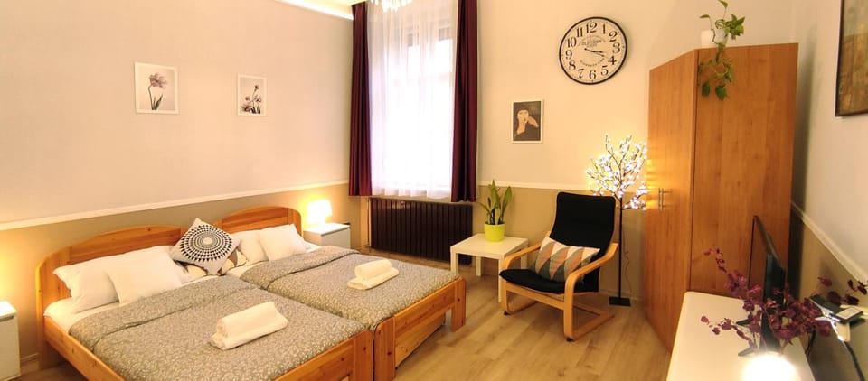 Bed, TV and multimedia, Bedroom, towels, wardrobe