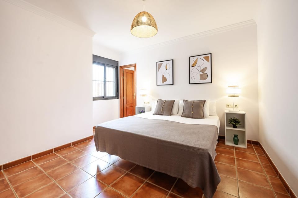 Bed, Photo of the whole room, Bedroom, air conditioner