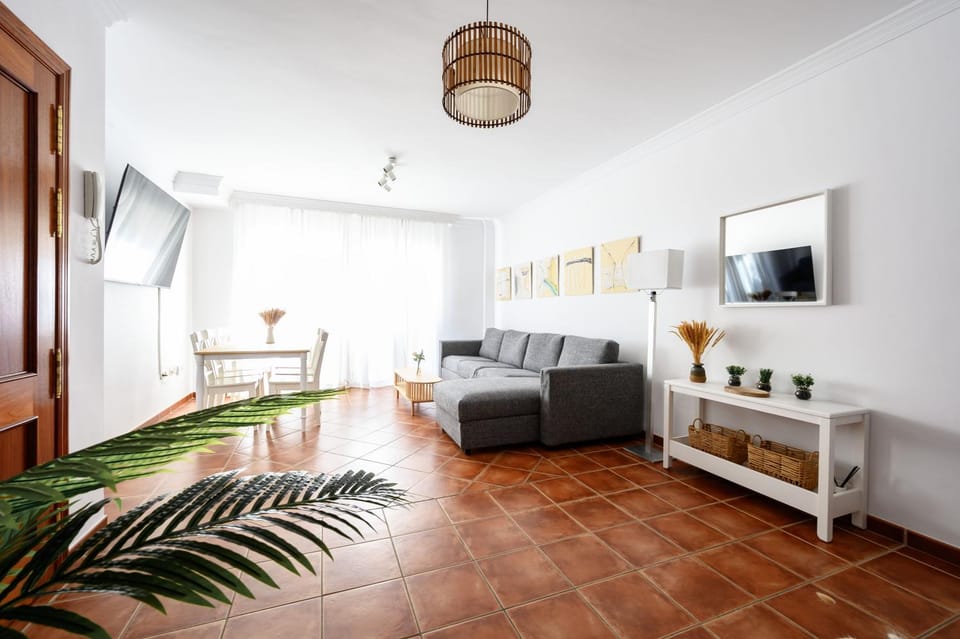 Communal lounge/ TV room, TV and multimedia, Living room, Food and drinks, Seating area, Drinks, air conditioner