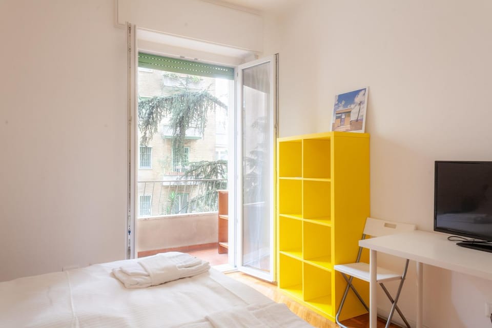 Bed, TV and multimedia, Bedroom