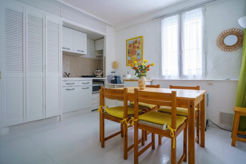 Property building, Kitchen or kitchenette, Living room