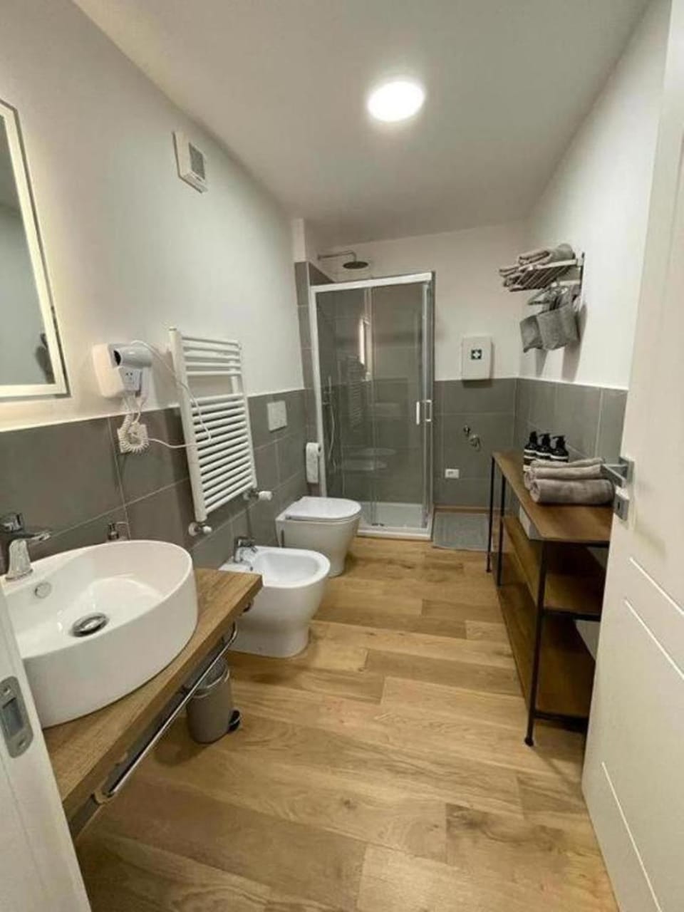 Shower, Toilet, Bathroom, bidet, towels