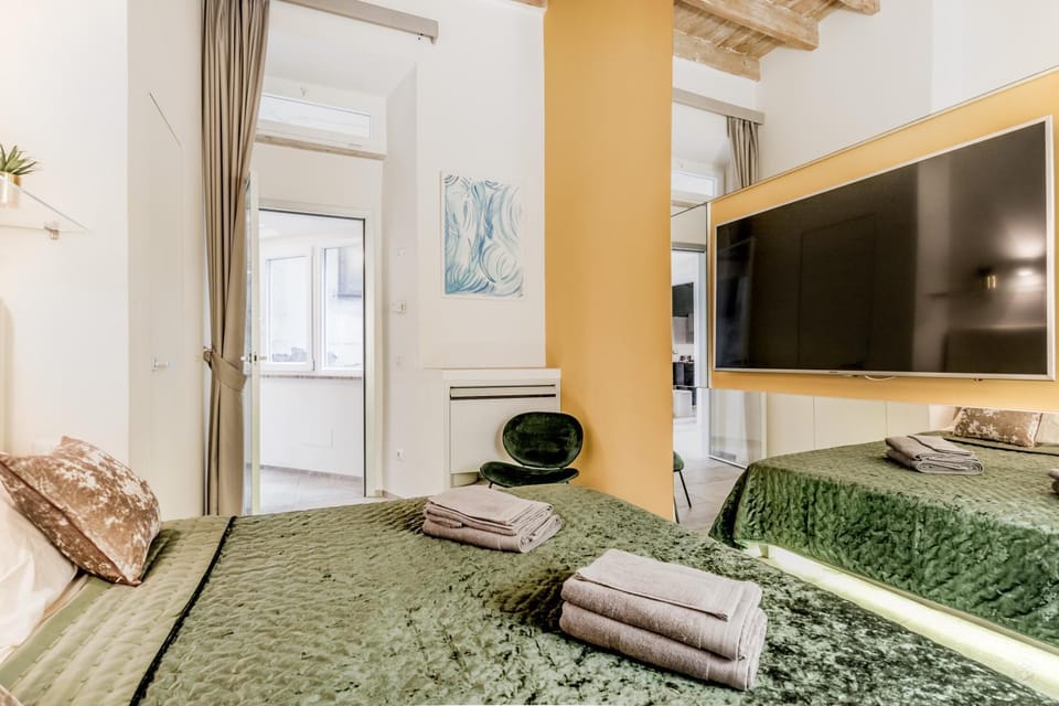 Bed, TV and multimedia, Photo of the whole room, Bedroom, towels