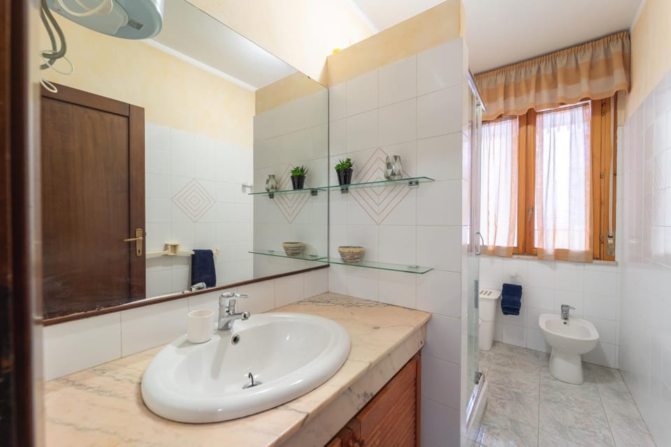 Shower, Toilet, Bathroom, bidet, towels