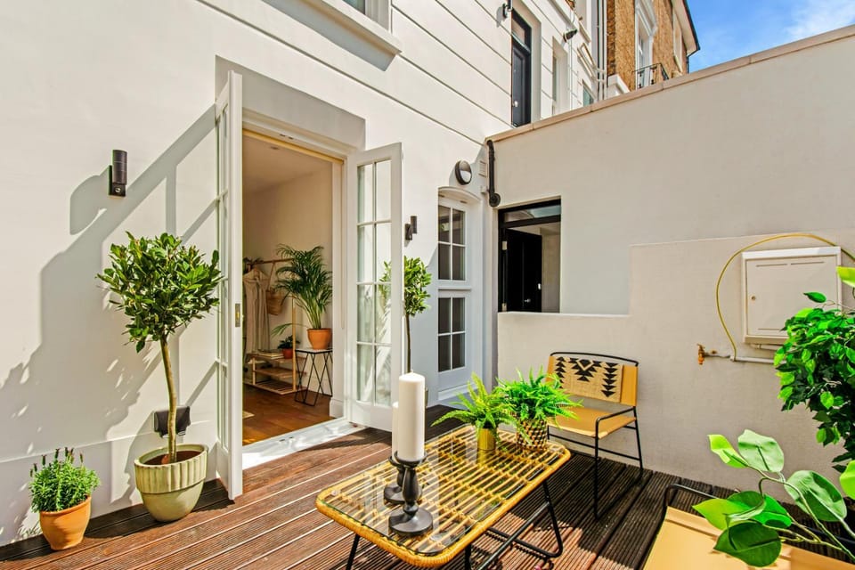 Property building, Patio, Day, Garden, View (from property/room), Balcony/Terrace, Garden view