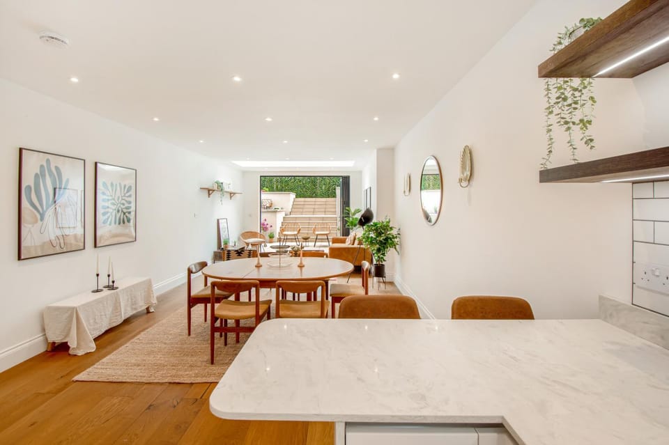 Kitchen or kitchenette, Living room, Seating area, Dining area