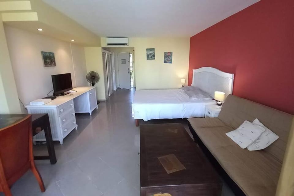 F1 vue mer, accès plage, en centre-ville Apartment in Le Gosier