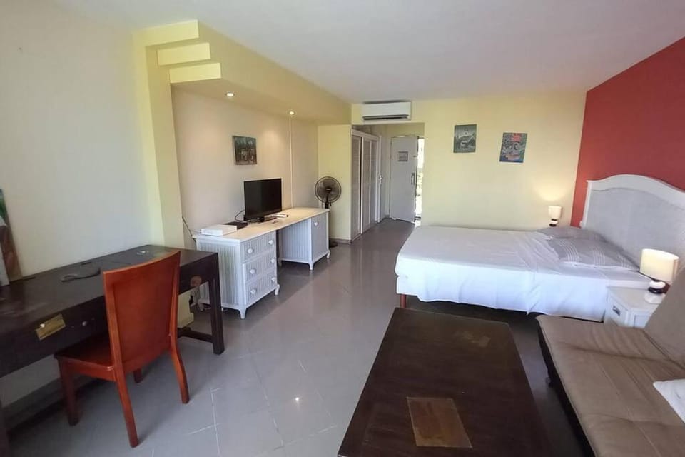 F1 vue mer, accès plage, en centre-ville Apartment in Le Gosier