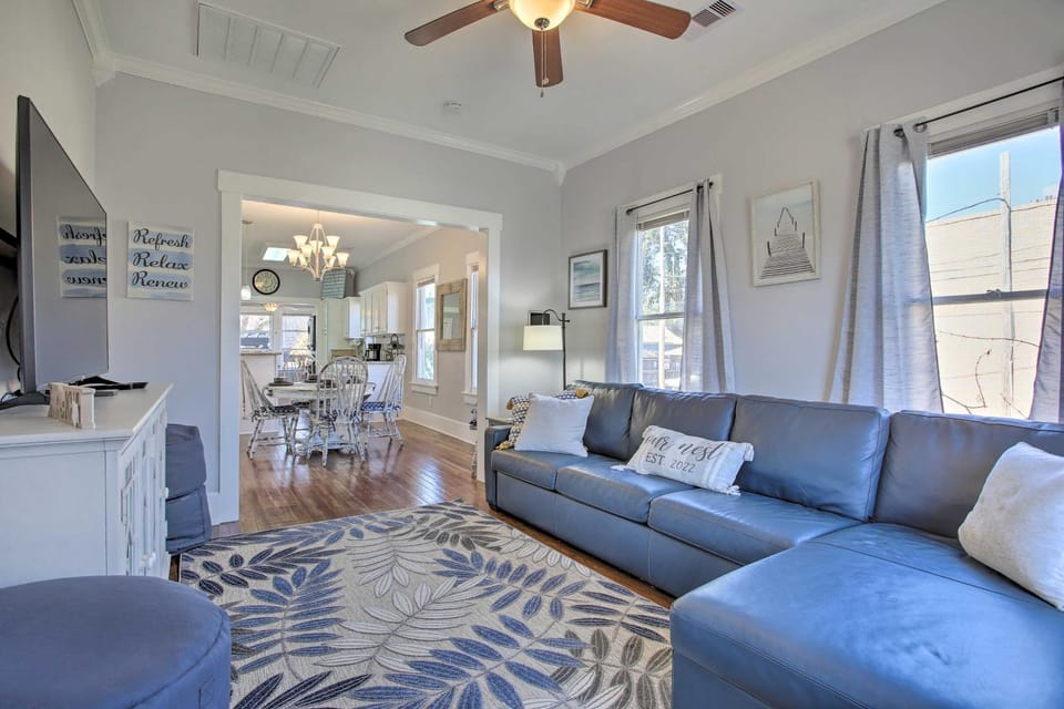 Walk to Restaurants: Getaway < 1 Mi to Seawall! House in Galveston Island