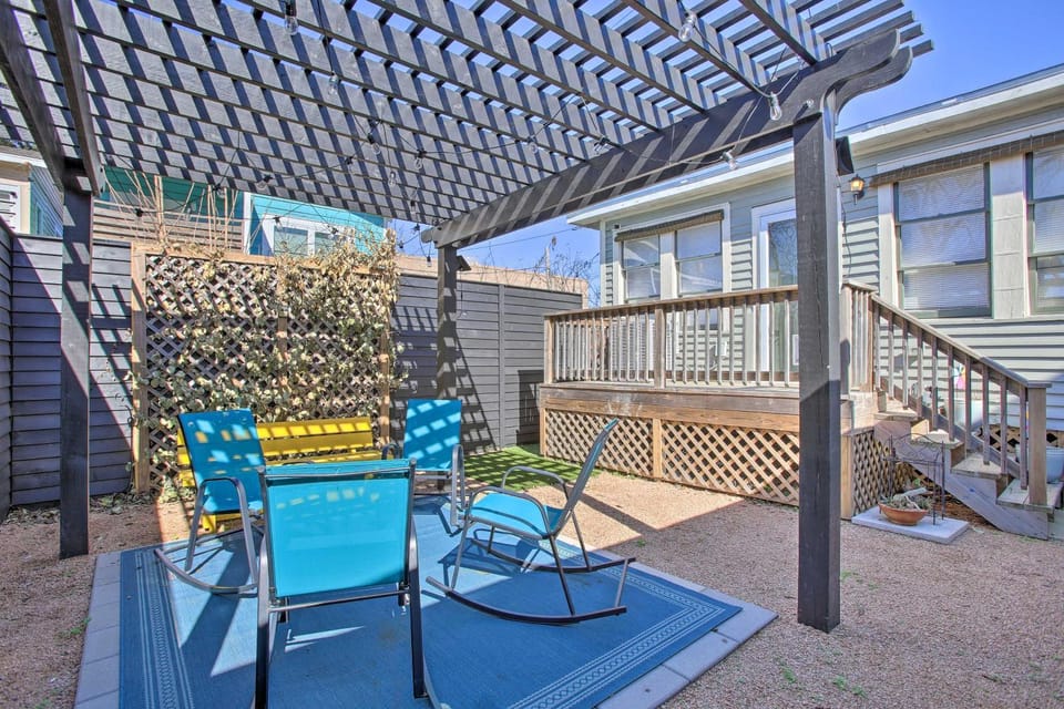 Walk to Restaurants: Getaway < 1 Mi to Seawall! House in Galveston Island