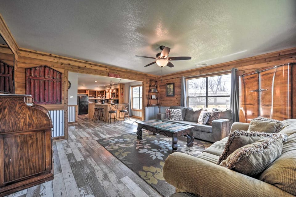 'The Barn' Fredericksburg Wine Country Retreat House in Fredericksburg