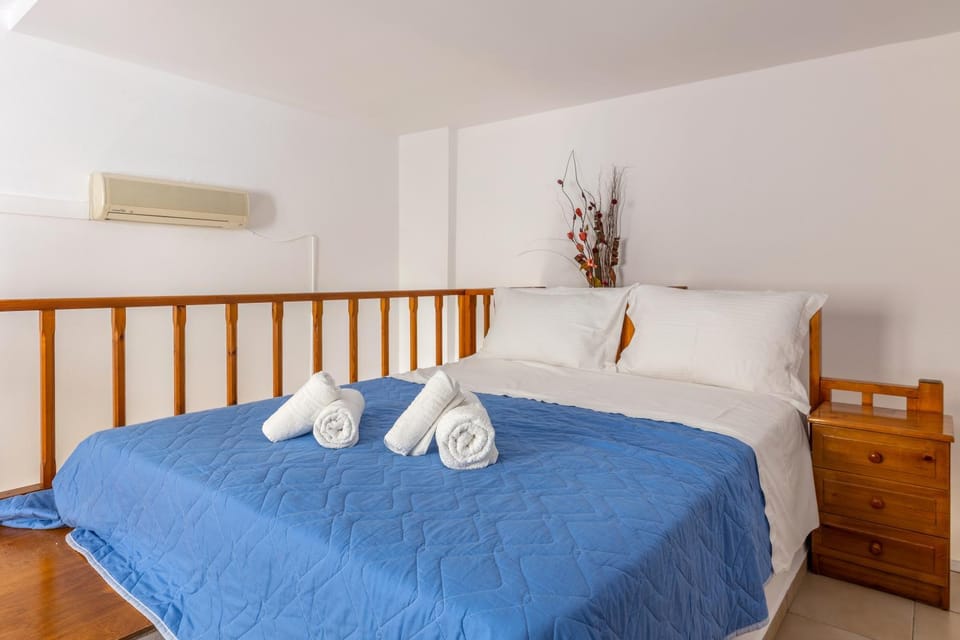 Bed, microwave, towels