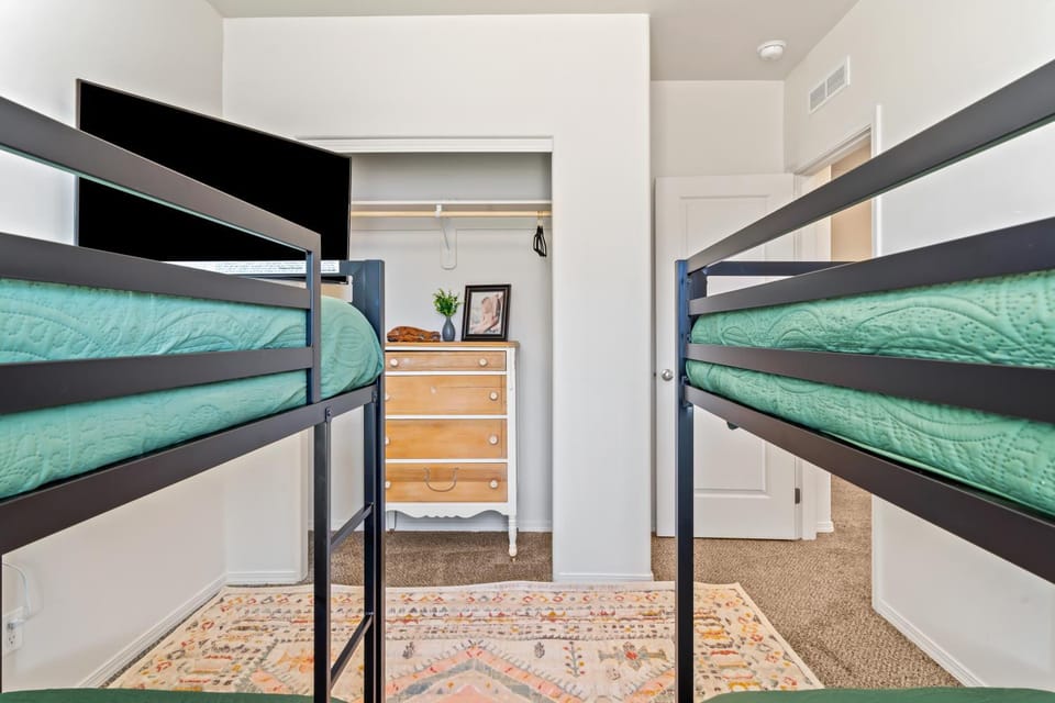 Bedroom, bunk bed