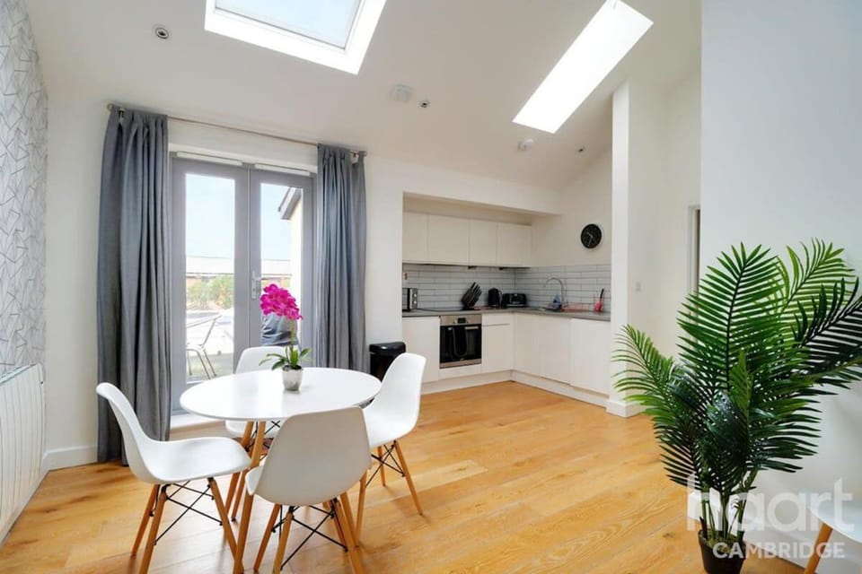 Lovely 1 Bedroom Flat with Free Off Road Parking Apartment in Cambridge