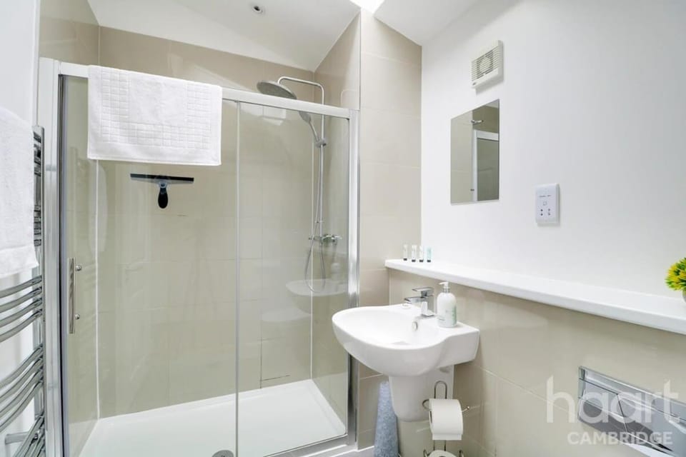 Lovely 1 Bedroom Flat with Free Off Road Parking Apartment in Cambridge