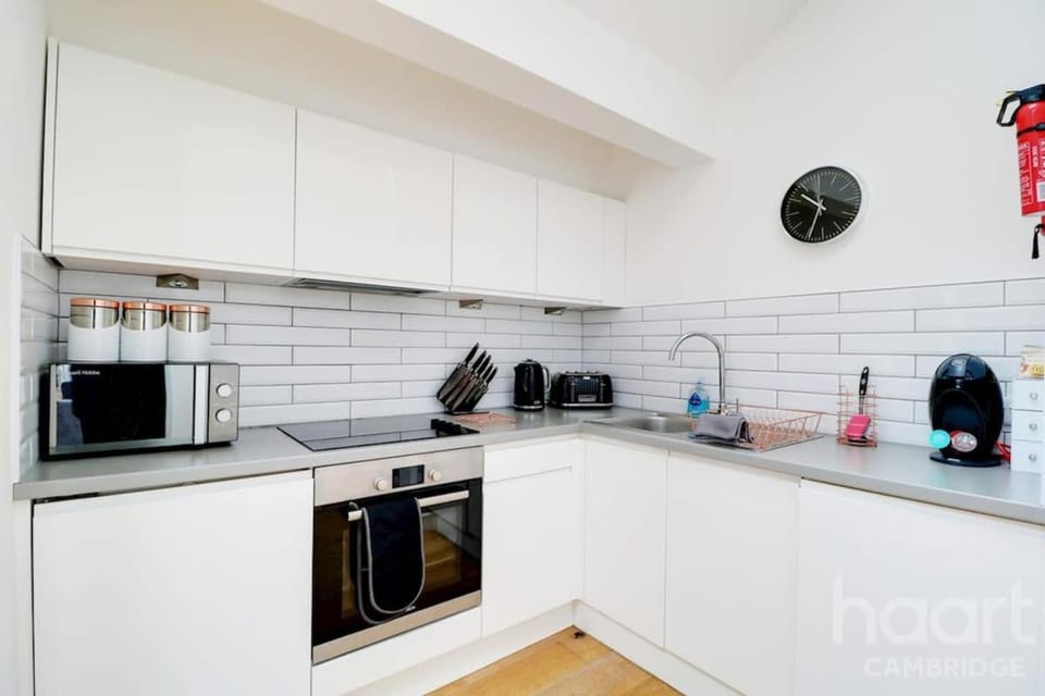 Lovely 1 Bedroom Flat with Free Off Road Parking Apartment in Cambridge
