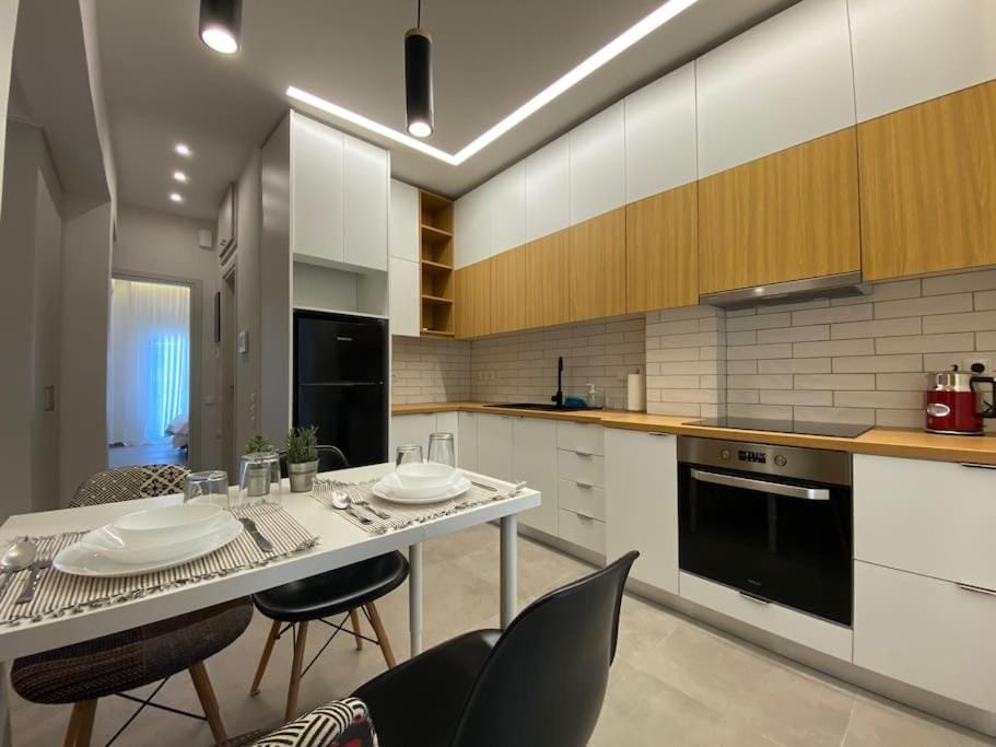 Kitchen or kitchenette, Dining area