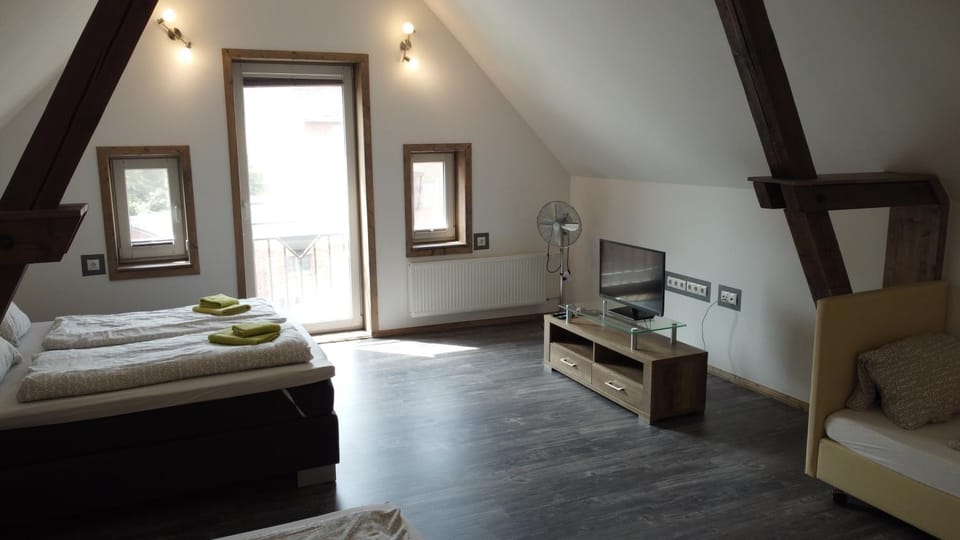 Bed, TV and multimedia, Photo of the whole room, Bedroom, towels
