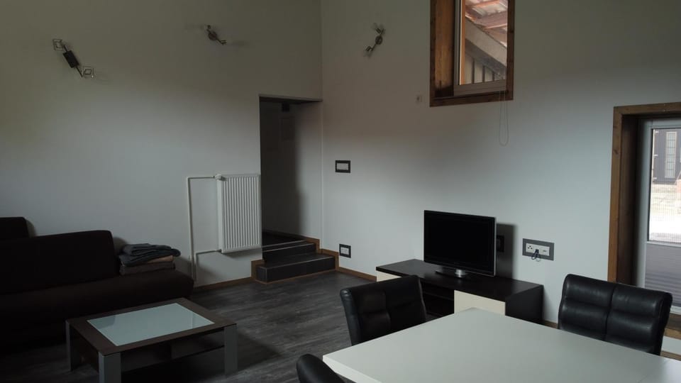 Communal lounge/ TV room, TV and multimedia, Living room, Seating area, Dining area